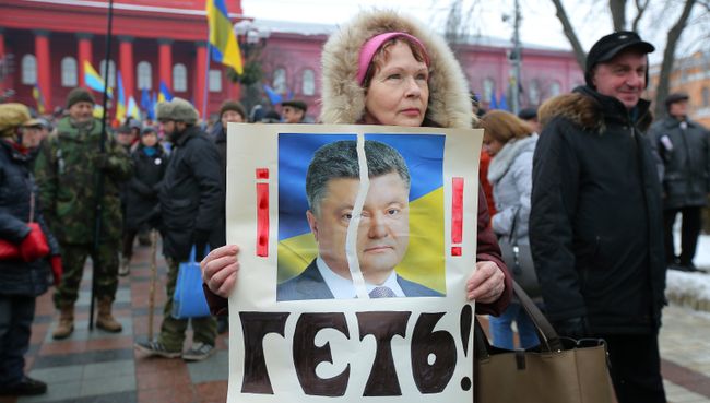 Участники акции протеста с требованием отставки президента Украины Петра Порошенко. 18 февраля 2018 Участники акции протеста с требованием отставки президента Украины Петра Порошенко. 18 февраля 2018