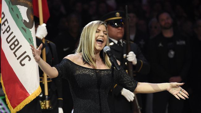Американская певица Ферги (Fergie) во время исполнения гимна США перед матчем всех звезд НБА. 18 февраля 2018