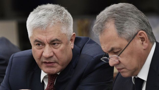 Министр внутренних дел РФ Владимир Колокольцев и министр обороны РФ Сергей Шойгу перед началом совещания президента РФ Владимира Путина с постоянными членами Совета безопасности РФ. 20 февраля 2018 Министр внутренних дел РФ Владимир Колокольцев и министр обороны РФ Сергей Шойгу перед началом совещания президента РФ Владимира Путина с постоянными членами Совета безопасности РФ. 20 февраля 2018