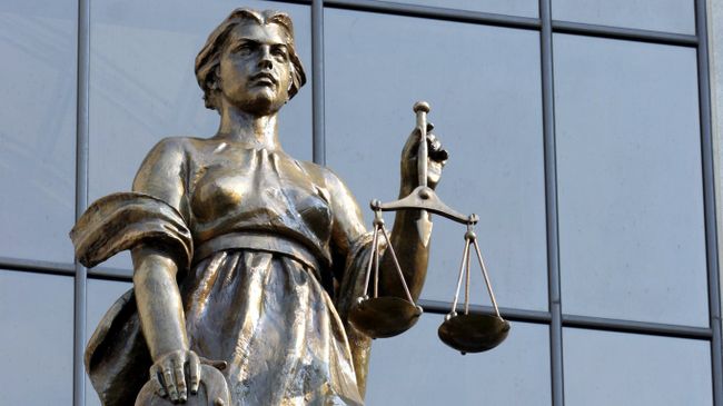 Статуя древнегреческой богини правосудия Фемиды на фасаде здания Верховного суда России