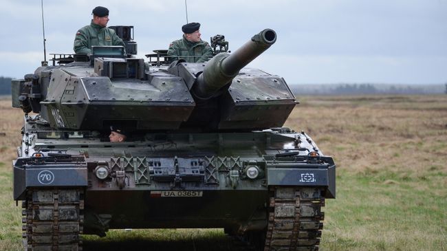 Танк PT-91 Тварды на церемонии приветствия многонационального батальона НАТО под руководством США в польском Ожише Танк PT-91 Тварды на церемонии приветствия многонационального батальона НАТО под руководством США в польском Ожише