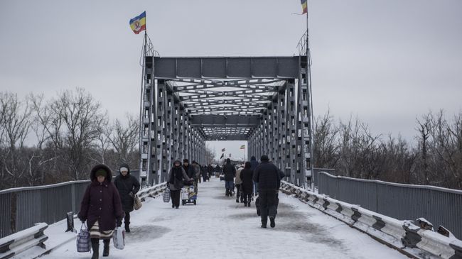 Люди в районе временного пункта пропуска Станица Луганская между Украиной и Луганской народной республикой (ЛНР) в районе станицы Луганская. Архивное фото Люди в районе временного пункта пропуска Станица Луганская между Украиной и Луганской народной республикой (ЛНР) в районе станицы Луганская. Архивное фото