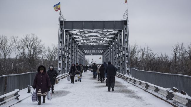 Люди в районе временного пункта пропуска Станица Луганская между Украиной и Луганской народной республикой. Архивное фото Люди в районе временного пункта пропуска Станица Луганская между Украиной и Луганской народной республикой. Архивное фото