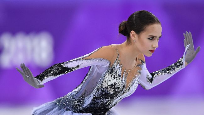Российская фигуристка Алина Загитова выступает в короткой программе женского одиночного катания на соревнованиях по фигурному катанию на XXIII зимних Олимпийских играх Российская фигуристка Алина Загитова выступает в короткой программе женского одиночного катания на соревнованиях по фигурному катанию на XXIII зимних Олимпийских играх
