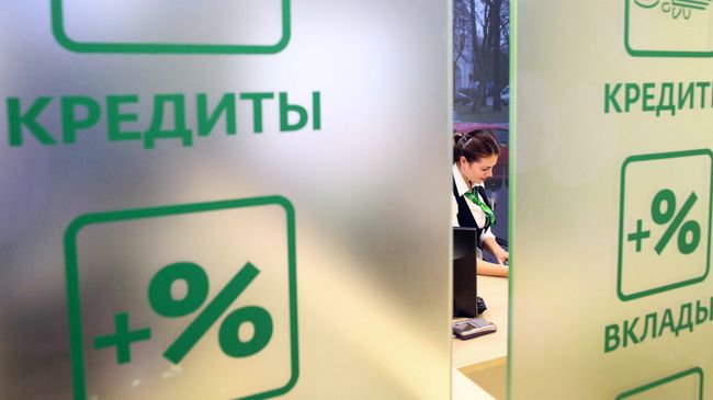 Сотрудница в операционном зале банка Сотрудница в операционном зале банка