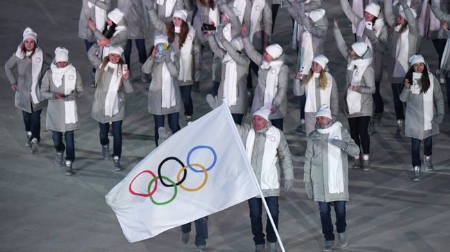 Атлеты из России на параде спортсменов на церемонии открытия зимних Игр-2018 в южнокорейском Пхенчхане под олимпийским флагом