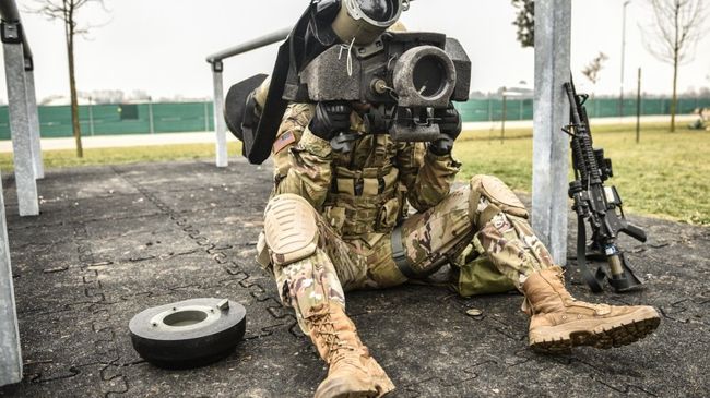 Американский военнослужащий с противотанковым ракетным комплексом (ПТРК) Javelin. Архивное фото Американский военнослужащий с противотанковым ракетным комплексом (ПТРК) Javelin. Архивное фото