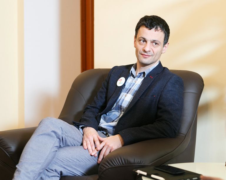 Химик Артем Оганов