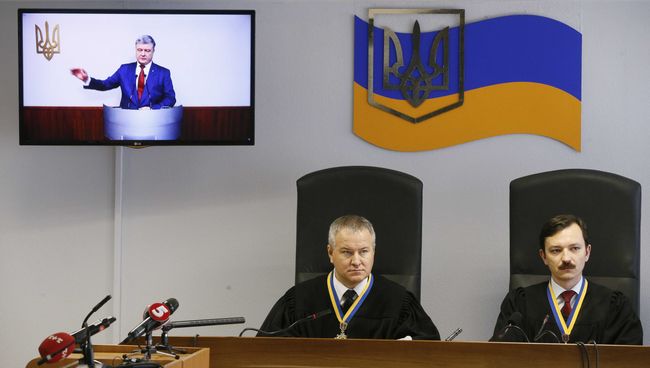 Президент Украины Петро Порошенко свидетельствует во время судебного процесса против бывшего президента Януковича в Киеве в режиме видеоконференции. 21 февраля 2018 Президент Украины Петро Порошенко свидетельствует во время судебного процесса против бывшего президента Януковича в Киеве в режиме видеоконференции. 21 февраля 2018