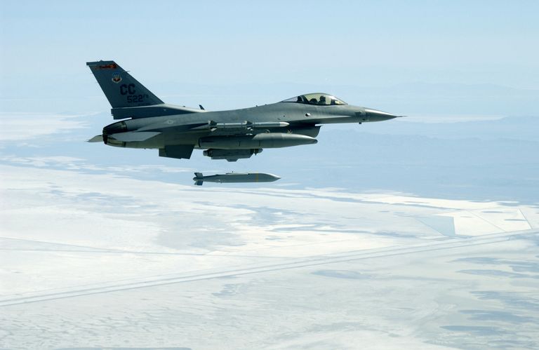 Многоцелевой истребитель F-16C во время сброса бомбы AGM-154 JSOW