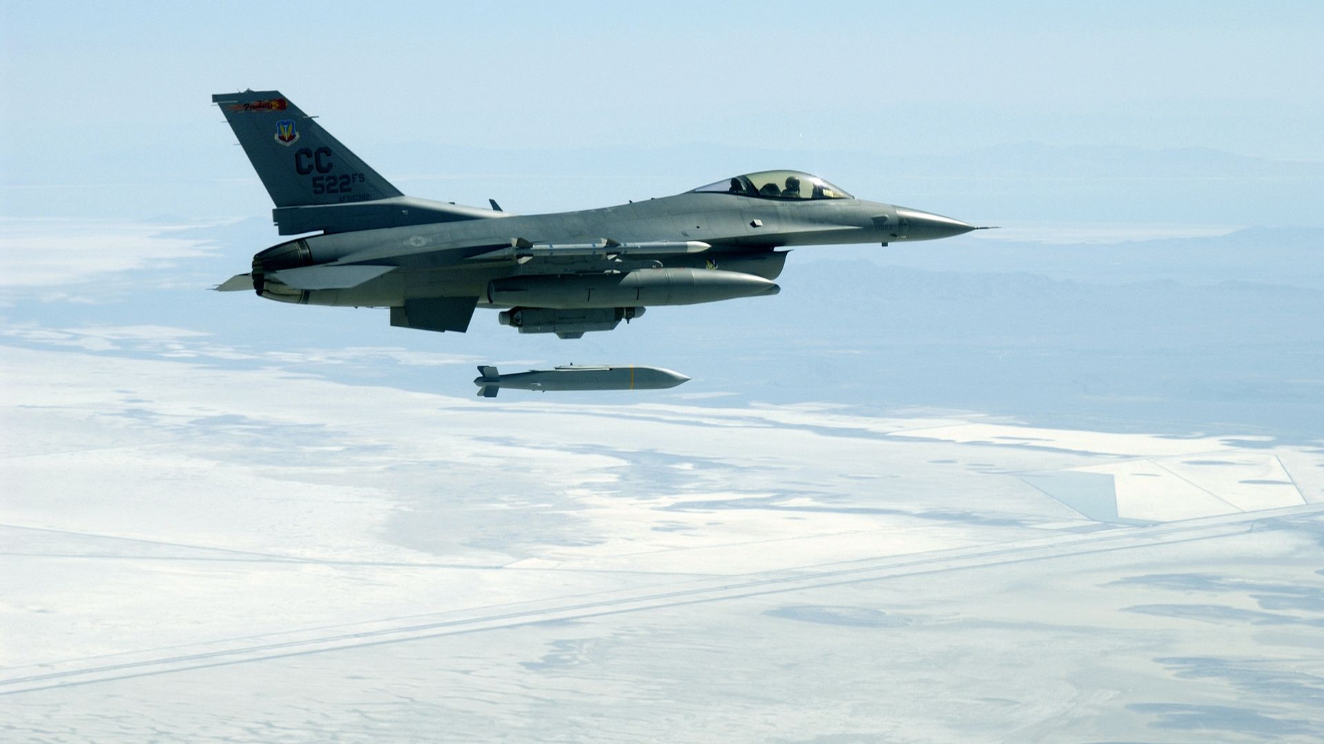 Многоцелевой истребитель F-16C во время сброса бомбы AGM-154 JSOW Многоцелевой истребитель F-16C во время сброса бомбы AGM-154 JSOW - РИА Новости, 1920, 28.09.2024