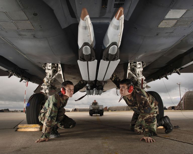 Установка бомбы GBU-39 на истребитель-бомбардировщик F-15E Strike Eagle