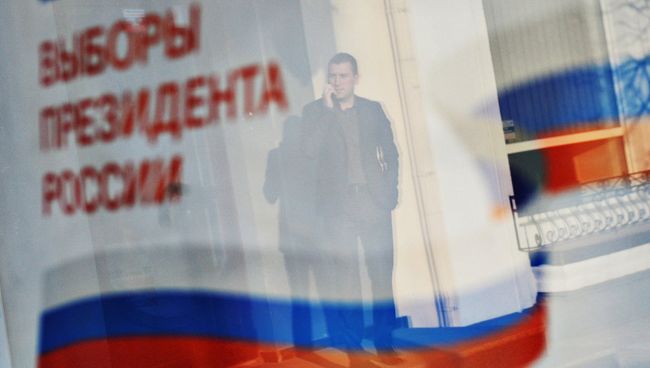 Отражение в окне баннера с информацией о выборах президента России 18 марта 2018 Отражение в окне баннера с информацией о выборах президента России 18 марта 2018