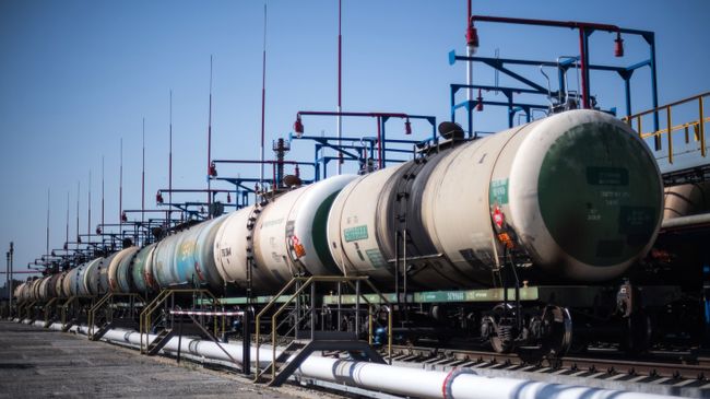 Цистерны на нефтебазе на территории Новороссийского морского торгового порта. Архивное фото Цистерны на нефтебазе на территории Новороссийского морского торгового порта. Архивное фото