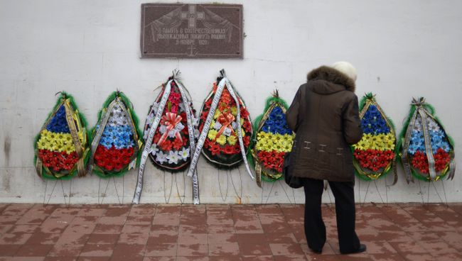 Женщина у памятной доски В память о соотечественниках, вынужденных покинуть Родину в 1920 году на Графской пристани в Севастополе Женщина у памятной доски В память о соотечественниках, вынужденных покинуть Родину в 1920 году на Графской пристани в Севастополе