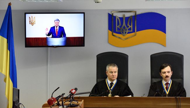 Президент Украины Петр Порошенко выступает в режиме видеоконференции в качестве свидетеля в Оболонском районном суде Киева по делу экс-президента Украины Виктора Януковича. 21 февраля 2018 Президент Украины Петр Порошенко выступает в режиме видеоконференции в качестве свидетеля в Оболонском районном суде Киева по делу экс-президента Украины Виктора Януковича. 21 февраля 2018