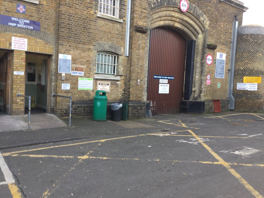 Тюрьма Brixton в Лондоне. Построена 200 лет назад. Над воротами надпись: Добро пожаловать в тюрьму Ее Величества Brixton Тюрьма Brixton в Лондоне. Построена 200 лет назад. Над воротами надпись: Добро пожаловать в тюрьму Ее Величества Brixton