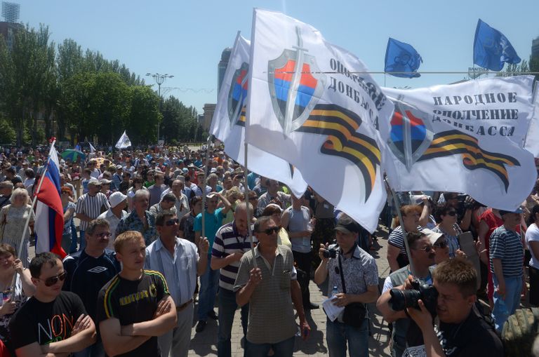 Участники митинга в поддержку ДНР на площади Ленина в Донецке. 18 мая 2014 Участники митинга в поддержку ДНР на площади Ленина в Донецке. 18 мая 2014