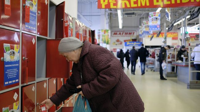 Покупательница у камеры хранения в магазине сети Магнит