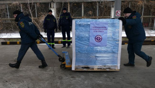 Сотрудник МЧС ДНР во время разгрузки автомобилей 74-го конвоя МЧС России с гуманитарной помощью для жителей Донбасса в Донецке. 22 февраля 2018 Сотрудник МЧС ДНР во время разгрузки автомобилей 74-го конвоя МЧС России с гуманитарной помощью для жителей Донбасса в Донецке. 22 февраля 2018