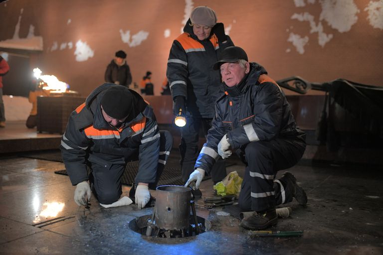 Сотрудники Мосгаза проводят профилактику горелки Вечного огня у Могилы Неизвестного Солдата в Александровском саду в канун Дня защитника Отечества Сотрудники Мосгаза проводят профилактику горелки Вечного огня у Могилы Неизвестного Солдата в Александровском саду в канун Дня защитника Отечества