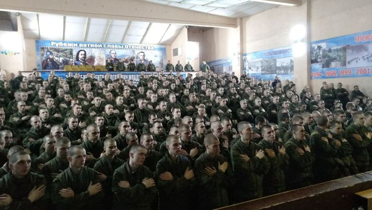 Военные на богослужении, которое совершают капелланы Русской православной церкви