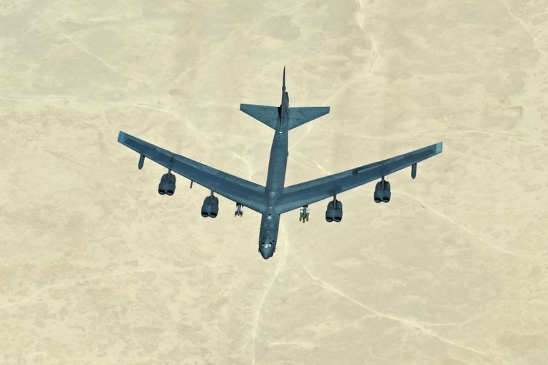 Американский стратегический бомбардировщик B-52 в небе над Сирией Американский стратегический бомбардировщик B-52 в небе над Сирией