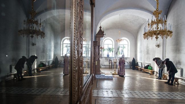 Трудники и монахи монастыря на богослужении