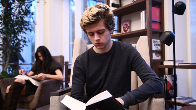 Молодые люди в павильоне Книги на ВДНХ Молодые люди в павильоне Книги на ВДНХ