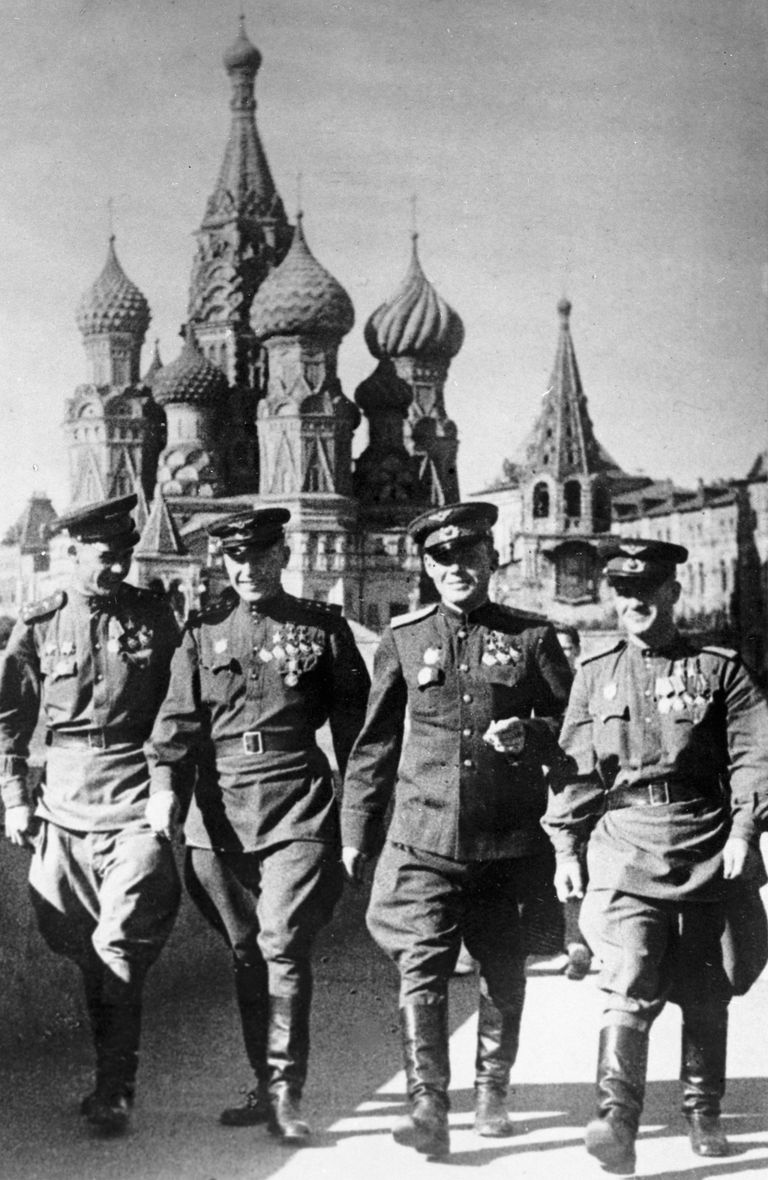 Трижды Герой Советского Союза летчик Александр Покрышкин, дважды Герой Советского Союза Григорий Речкалов и Николай Гулаев (слева направо) на Красной площади