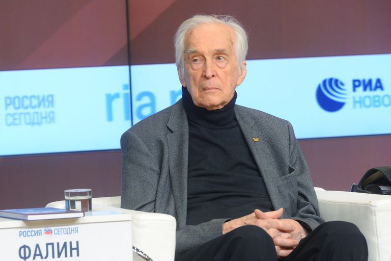 Почетный член Зиновьевского клуба МИА Россия сегодня Валентин Фалин на международной научной конференции на тему: VIII Зиновьевские чтения Александр Зиновьев и 100-летие Великой русской революции. Почетный член Зиновьевского клуба МИА Россия сегодня Валентин Фалин на международной научной конференции на тему: VIII Зиновьевские чтения Александр Зиновьев и 100-летие Великой русской революции.
