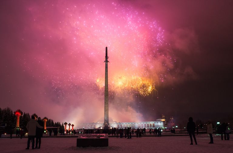 Праздничный салют в честь Дня защитника Отечества Праздничный салют в честь Дня защитника Отечества