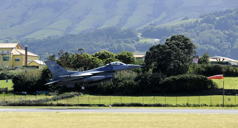 Самолет F-16C Fighting Falcon ВВС США заходит на посадку на авиабазе Лажеш на острове Терсейра, Португалия