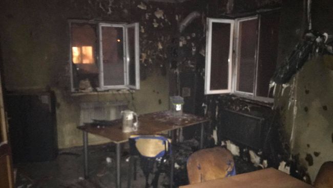 На месте пожара в здании, где расположена редакция местного издания Четвертая власть, в городе Ровно, Украина. 23 февраля 2018