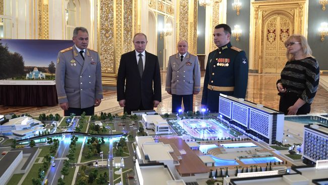 Президент РФ Владимир Путин и министр обороны РФ Сергей Шойгу на презентации военного инновационного технополиса Эра. 23 февраля 2018 Президент РФ Владимир Путин и министр обороны РФ Сергей Шойгу на презентации военного инновационного технополиса Эра. 23 февраля 2018