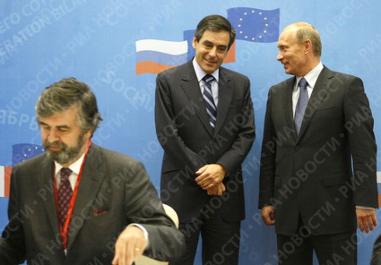 Владимир Путин и Франсуа Фийон во время подписания российско-французских двусторонних соглашений в Сочи Владимир Путин и Франсуа Фийон во время подписания российско-французских двусторонних соглашений в Сочи