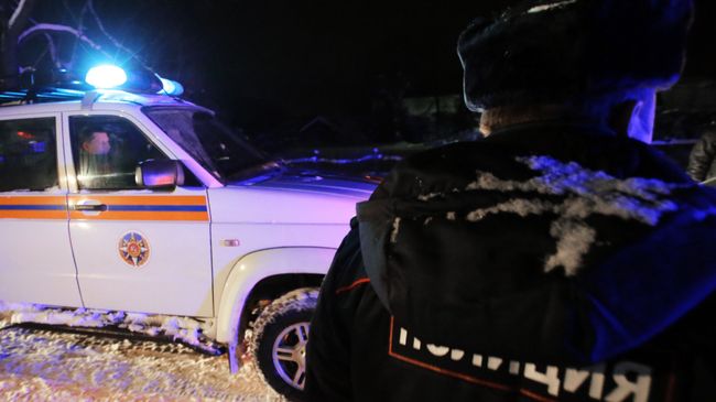 Сотрудники полиции и МЧС