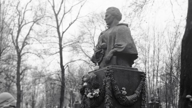 Могила Леси Украинки на Байковом кладбище. Архивное фото Могила Леси Украинки на Байковом кладбище. Архивное фото