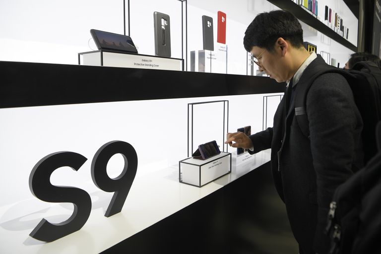 Новые смартфоны Samsung Galaxy S9 и S9+ на мероприятии Samsung Galaxy Unpacked 2018 в Барселоне. 25 февраля 2018 года