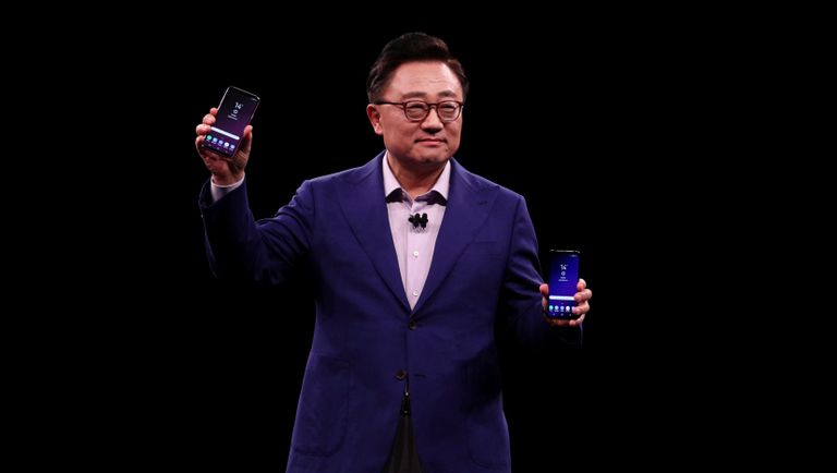 Президент подразделения мобильных коммуникаций Samsung Донг Джинг Ко (DJ Koh) во время презентации на конгрессе Mobile World в Барселоне, Испания. 25 февраля 2018 года Президент подразделения мобильных коммуникаций Samsung Донг Джинг Ко (DJ Koh) во время презентации на конгрессе Mobile World в Барселоне, Испания. 25 февраля 2018 года