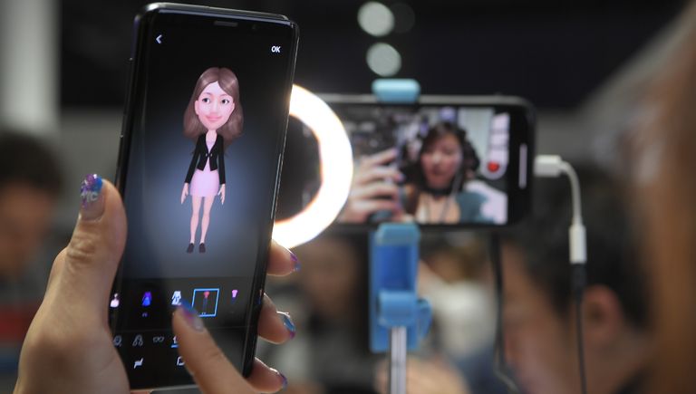 Женщина держит новый смартфон Samsung Galaxy S9 во время мероприятия Samsung Galaxy S9 Unpacked накануне MWC в Барселоне, Испания. 25 февраля 2018 года Женщина держит новый смартфон Samsung Galaxy S9 во время мероприятия Samsung Galaxy S9 Unpacked накануне MWC в Барселоне, Испания. 25 февраля 2018 года