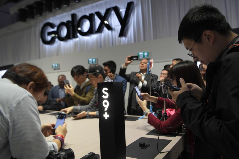 Люди во время презентации нового смартфона Samsung Galaxy S9+ на мероприятии Samsung Galaxy Unpacked 2018 в Барселоне, Испания. 25 февраля 2018 года