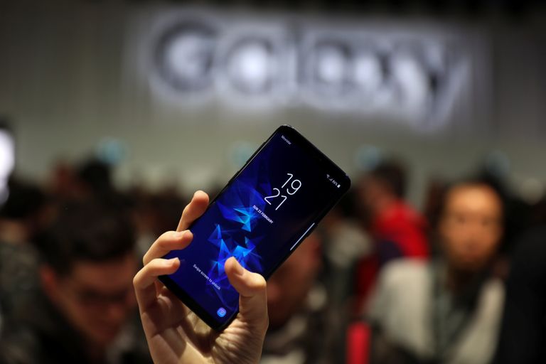 Девушка держит новый смартфон Samsung Galaxy S9 после презентации Mobile World Congress в Барселоне, Испания. 25 февраля 2018 года