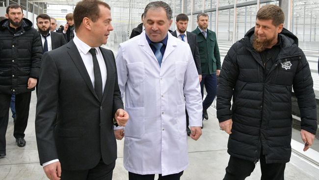 Дмитрий Медведев и глава Чечни Рамзан Кадыров во время посещения тепличного комплекса ЮгАгроХолдинг в Грозном. 26 февраля 2018 Дмитрий Медведев и глава Чечни Рамзан Кадыров во время посещения тепличного комплекса ЮгАгроХолдинг в Грозном. 26 февраля 2018