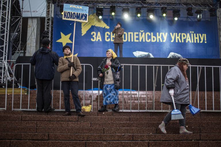 Сторонники евроинтеграции Украины около сцены на Европейской площади в Киеве. 25 января 2013 Сторонники евроинтеграции Украины около сцены на Европейской площади в Киеве. 25 января 2013