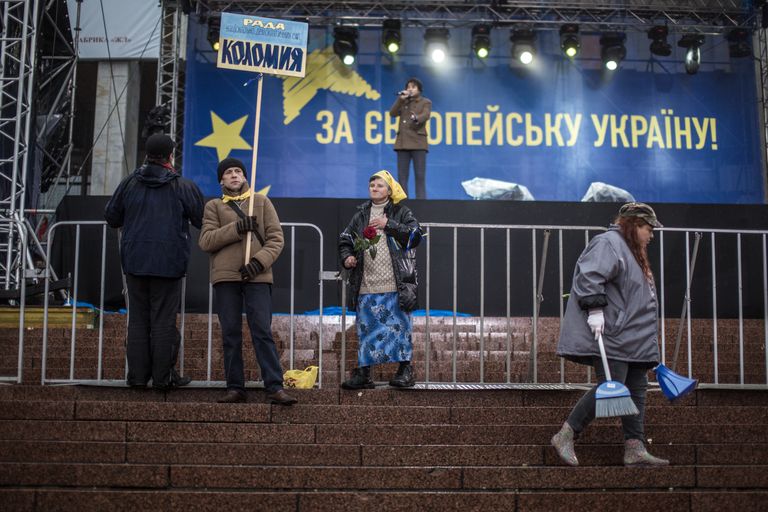 Сторонники евроинтеграции Украины около сцены на Европейской площади в Киеве. 25 января 2013