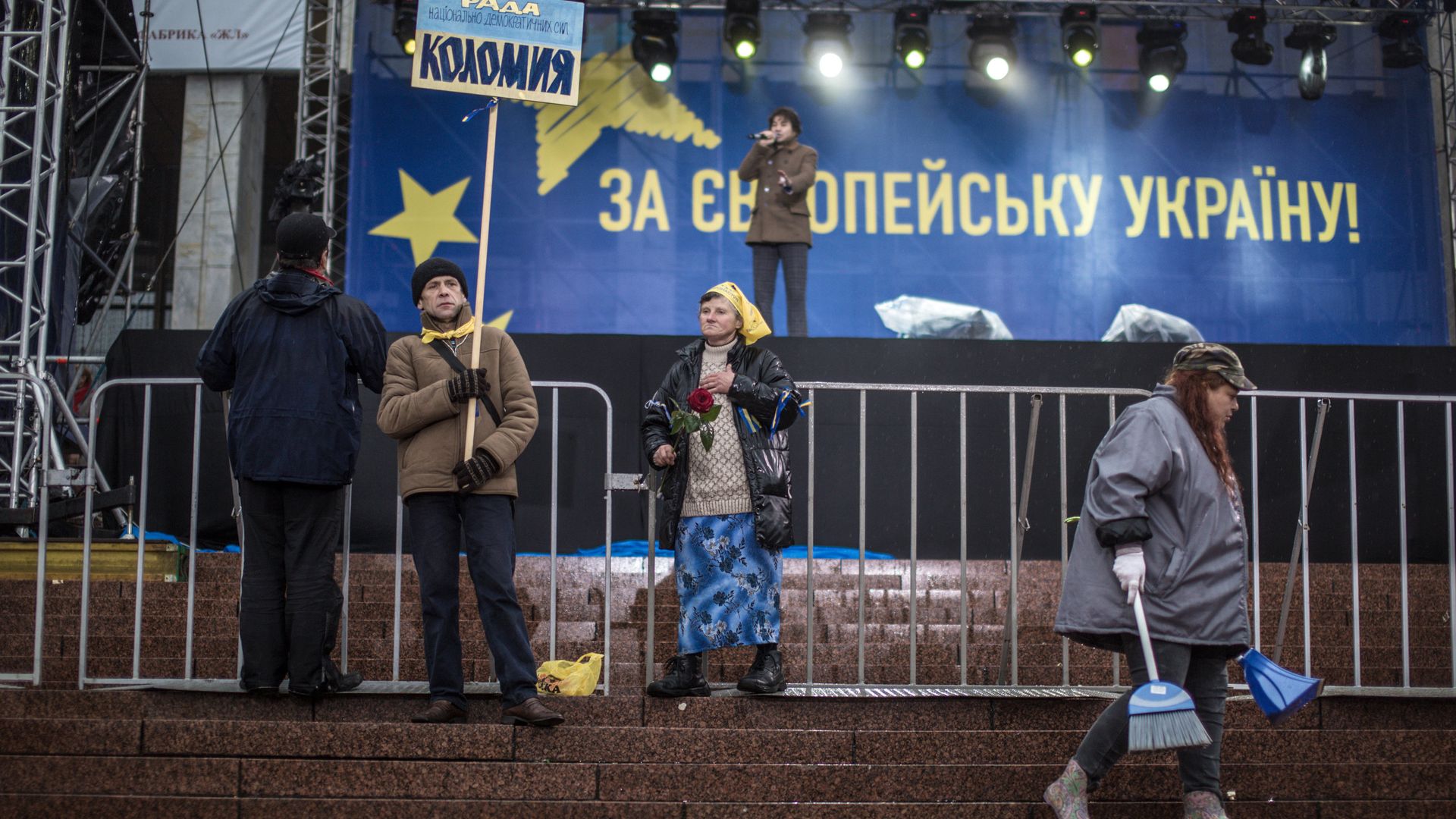 Сторонники евроинтеграции Украины около сцены на Европейской площади в Киеве. 25 января 2013 Сторонники евроинтеграции Украины около сцены на Европейской площади в Киеве. 25 января 2013 - РИА Новости, 1920, 25.03.2021