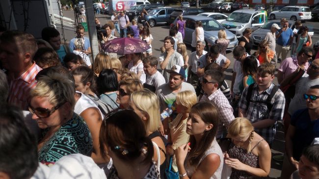 Очередь у входа в офис турифирмы Очередь у входа в офис турифирмы