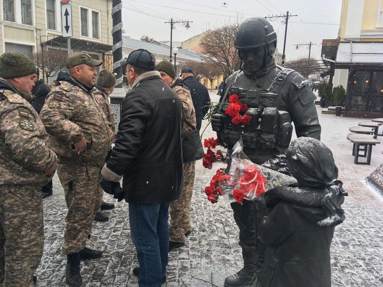Жители несут цветы в центр Симферополя к памятнику Вежливым людям. 27 февраля 2018