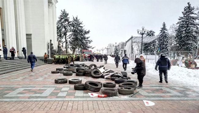 Последствия столкновений полиции и сторонников Михаила Саакашвили у здания Верховной рады в Киеве. 27 февраля 2018 Последствия столкновений полиции и сторонников Михаила Саакашвили у здания Верховной рады в Киеве. 27 февраля 2018